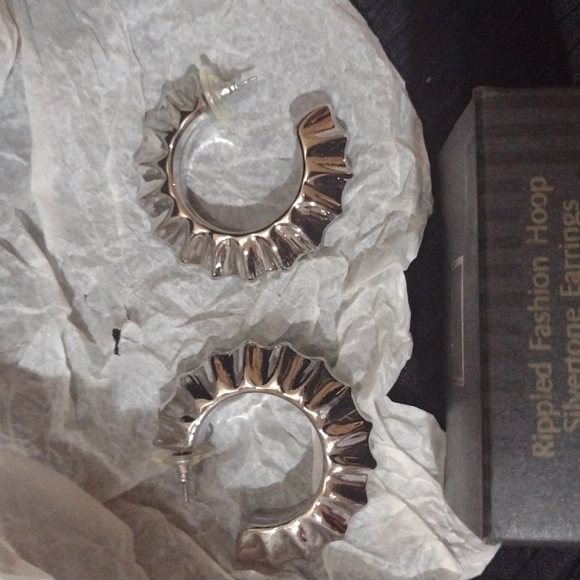 Vintage Silverstone pierced hoops 1994 limited edition - Picture 4 of 6